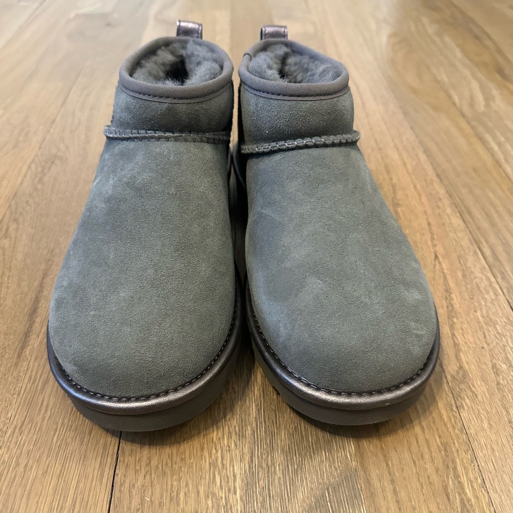 Uggs mini classic shine
